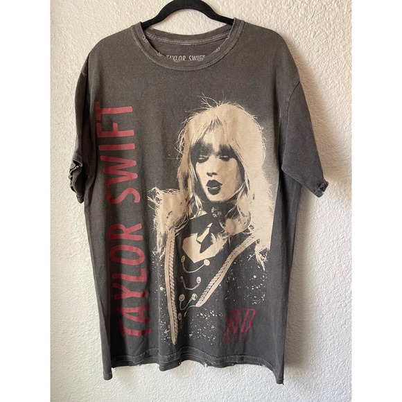Taylor Swift Red (Taylor's Version) Graphic T-Shirt Medium Official Merch - Picture 1 of 4